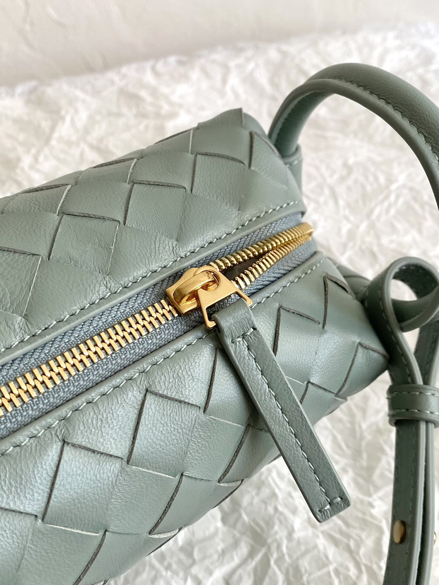 b0tt*ga Ven*ta loop lindy bag-21×13×13cm