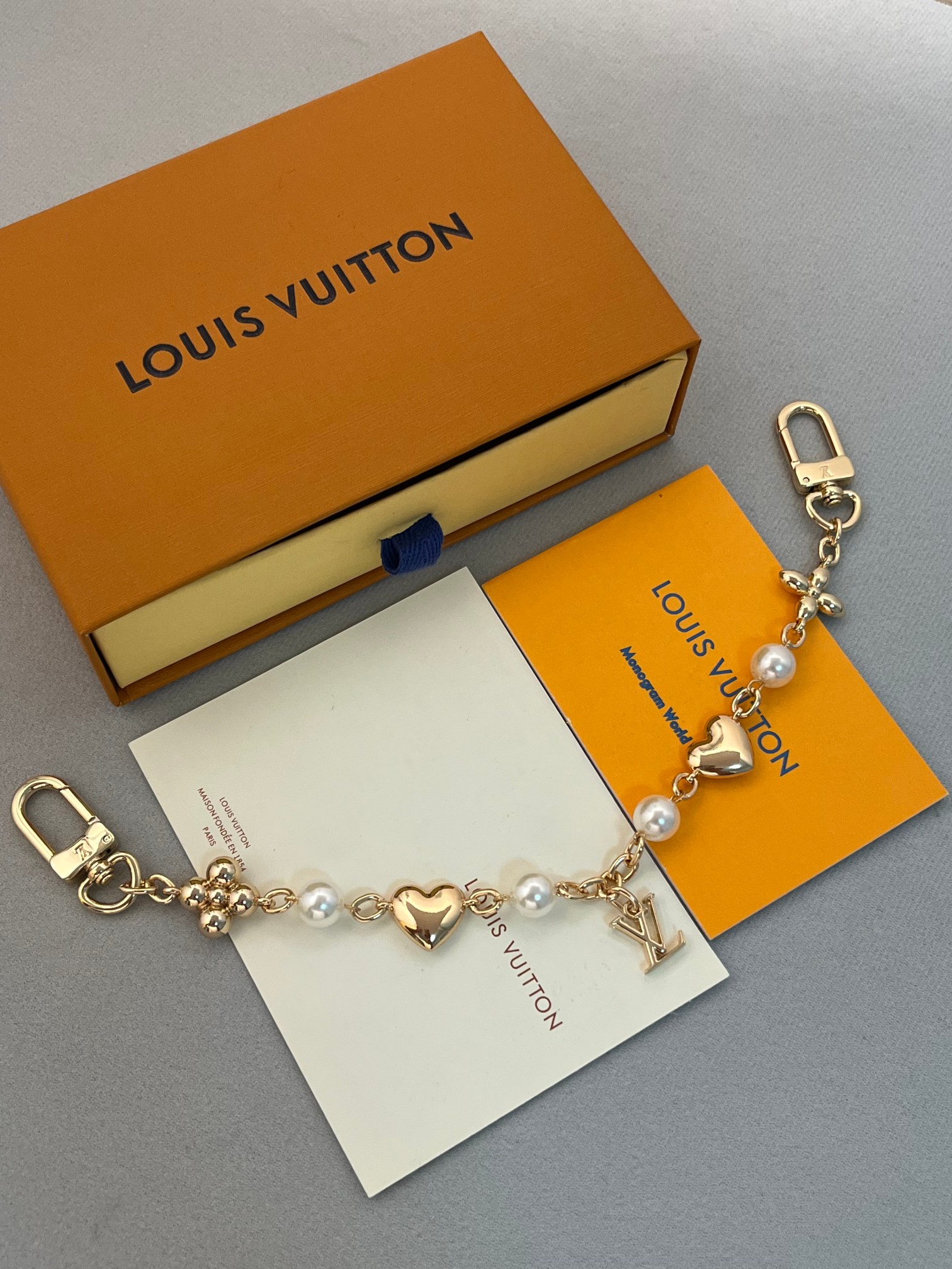l0vis Vvtt0n bag charm