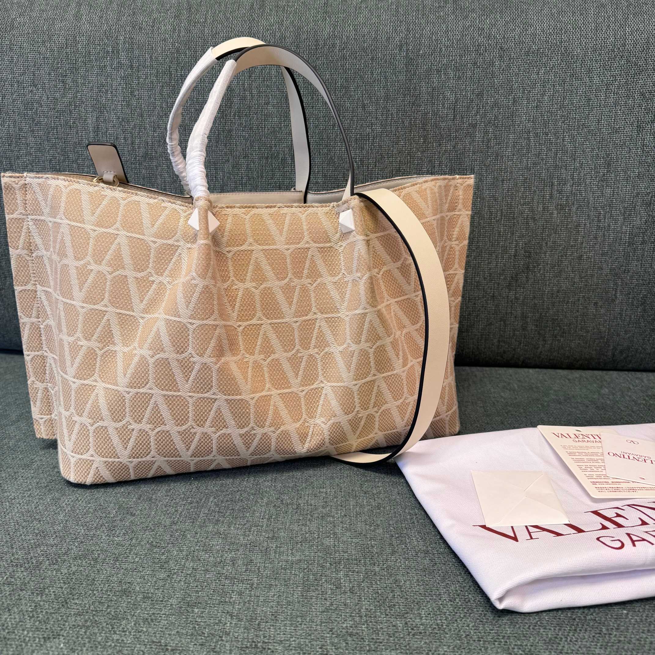 Va1e*ntin0 garavani toile iconographe raffia tote bag