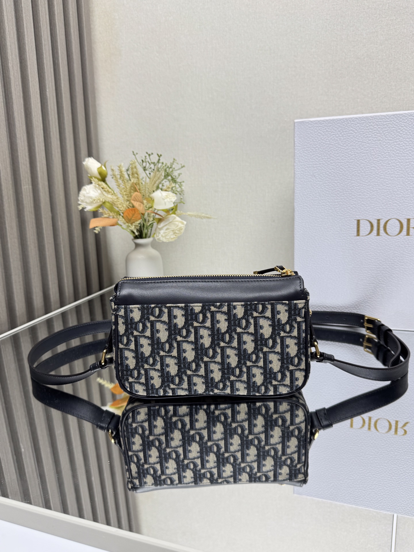 di0r small 30 montaigne pocket bag blue D10r oblique jacquard and smooth calfskin-20 x13.5 x5.5cm