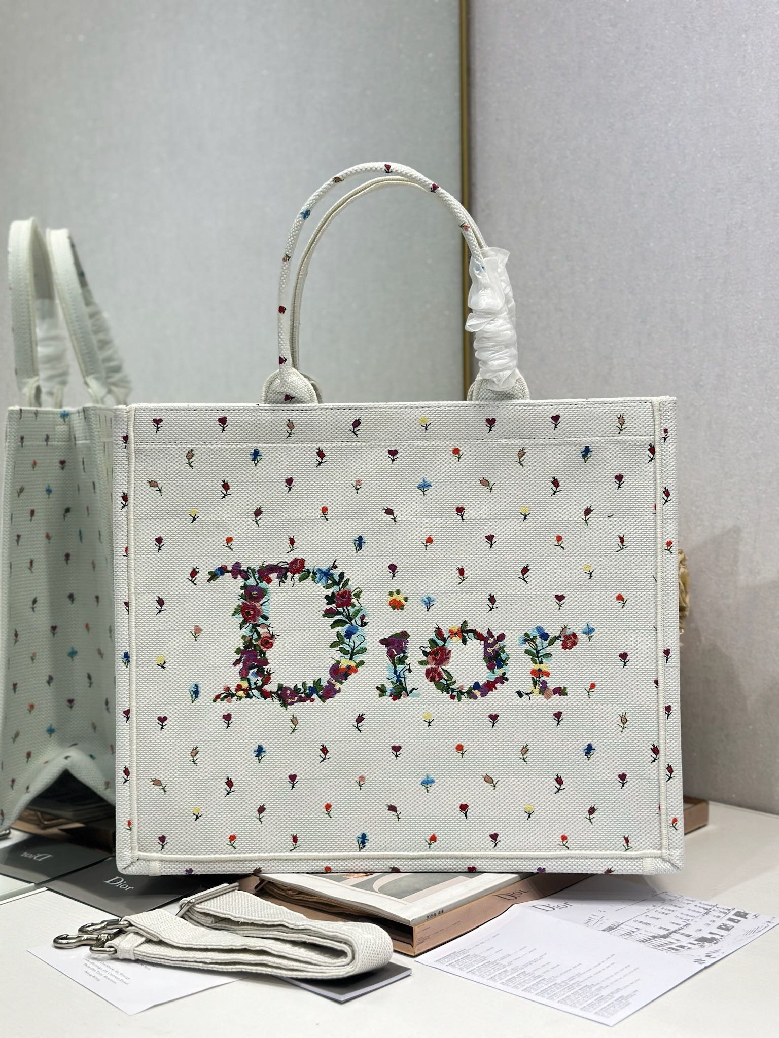 Diro Book Tote