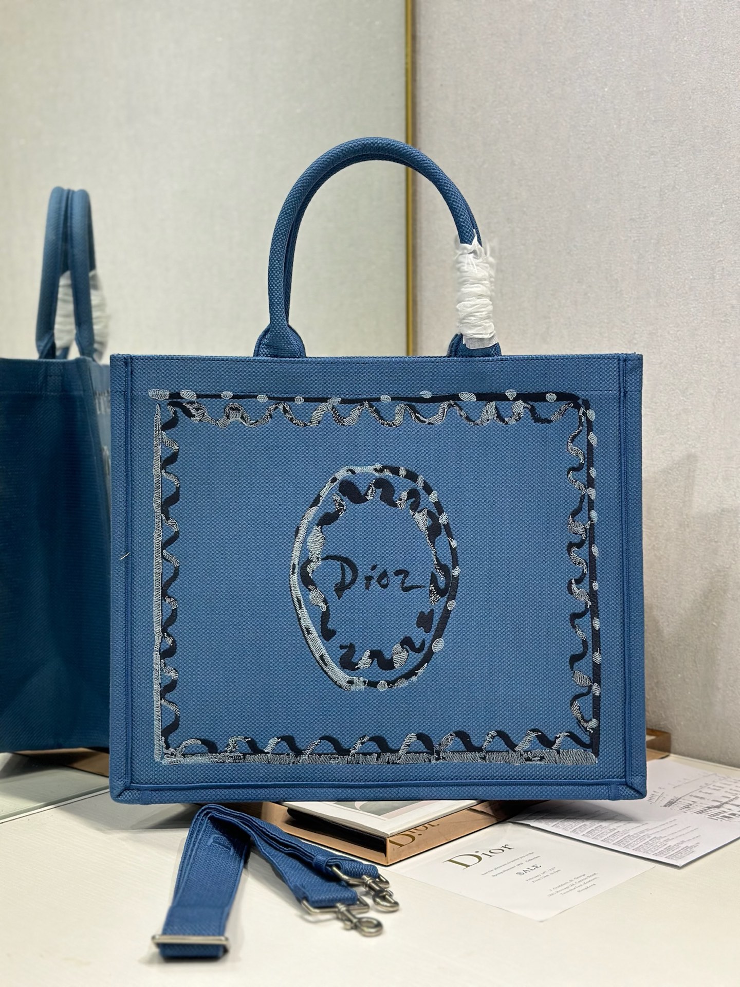 Diro Book Tote