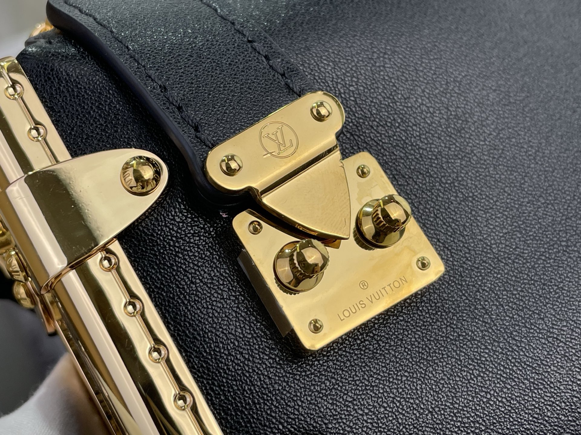 L0vis Vvtt0n Slim Trunk--M28362-23 x 12 x 4CM